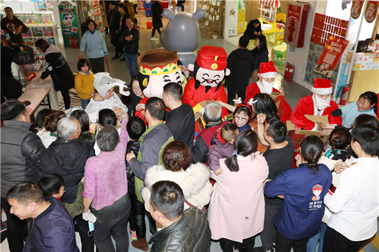 拒绝过洋节 大学生平安夜扮财神给市民送好运